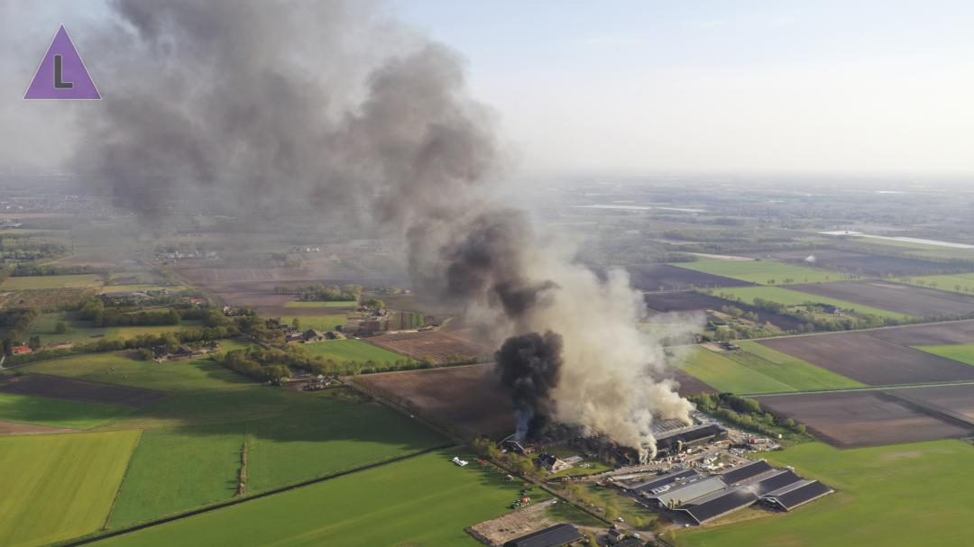 Door brand verwoeste kippenstallen Heythuysen waren leeg